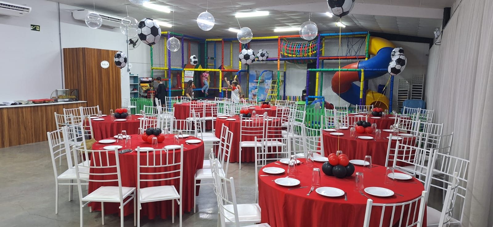 Playground do Salão Disney ao fundo de mesas decoradas com tema futebol