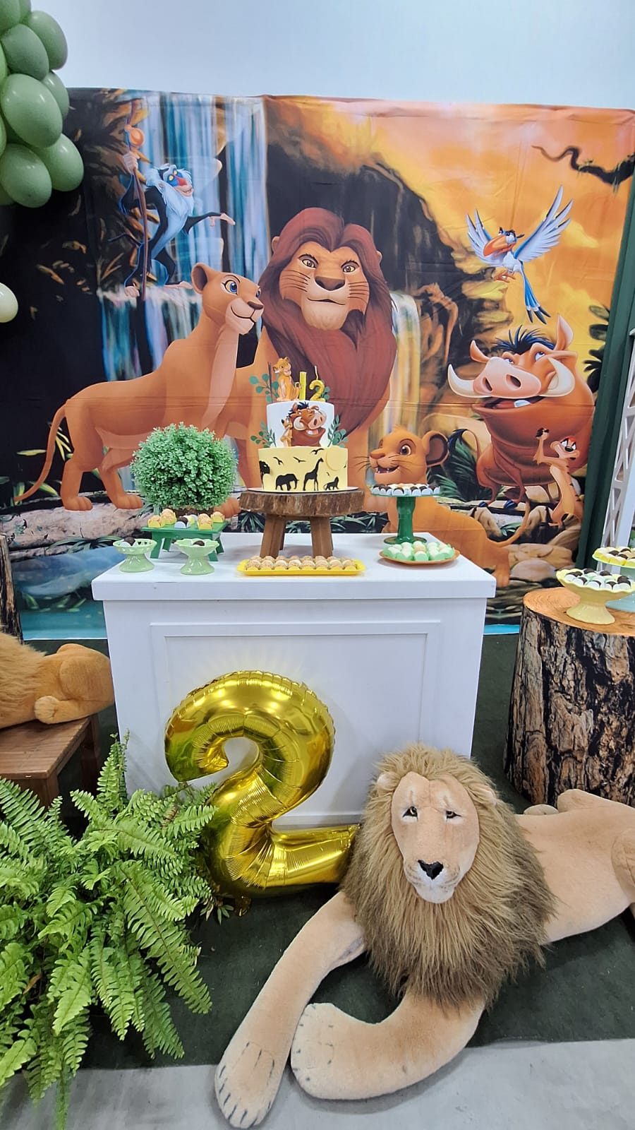 Mesa de aniversário com tema Rei Leão