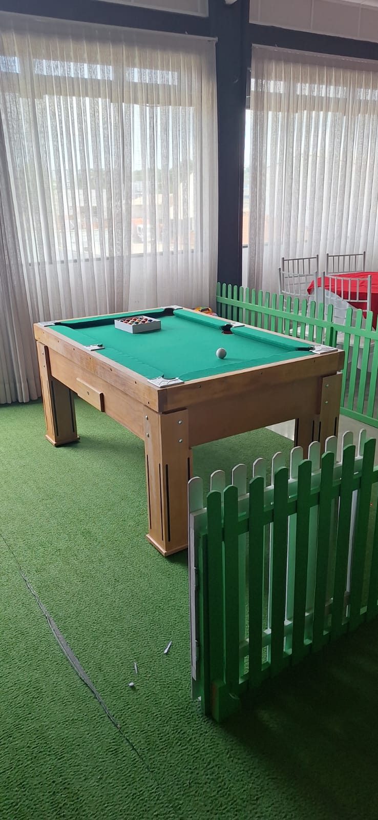 Área de jogos com mesa de sinuca no Salão Disney