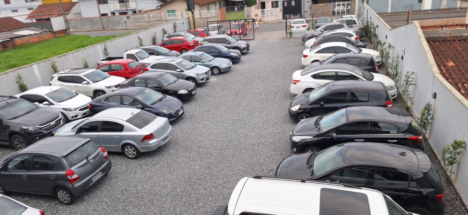 Estacionamento privativo da CJ's House visto de cima