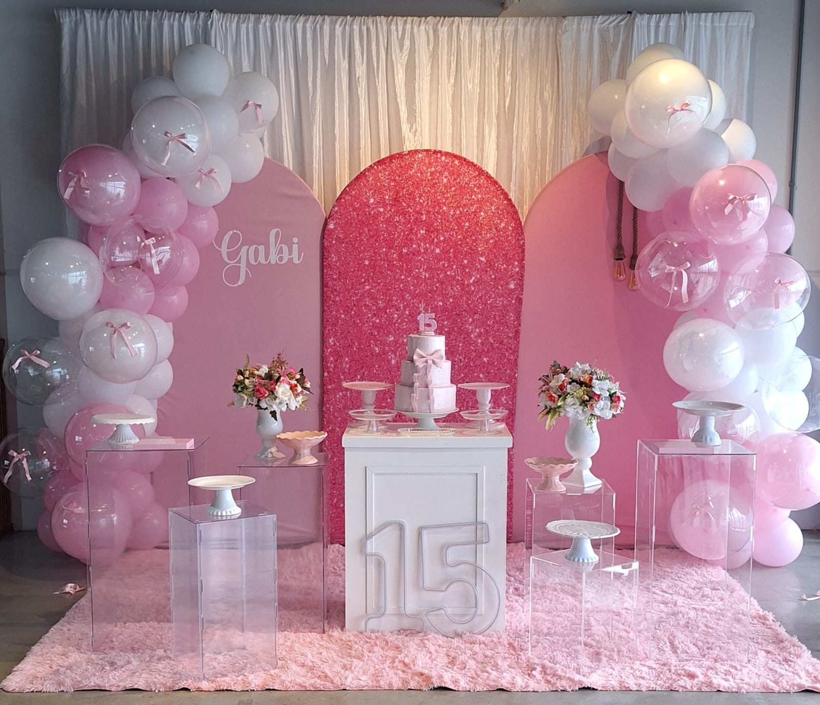Mesa de doces de festa de 15 anos em tons de rosa