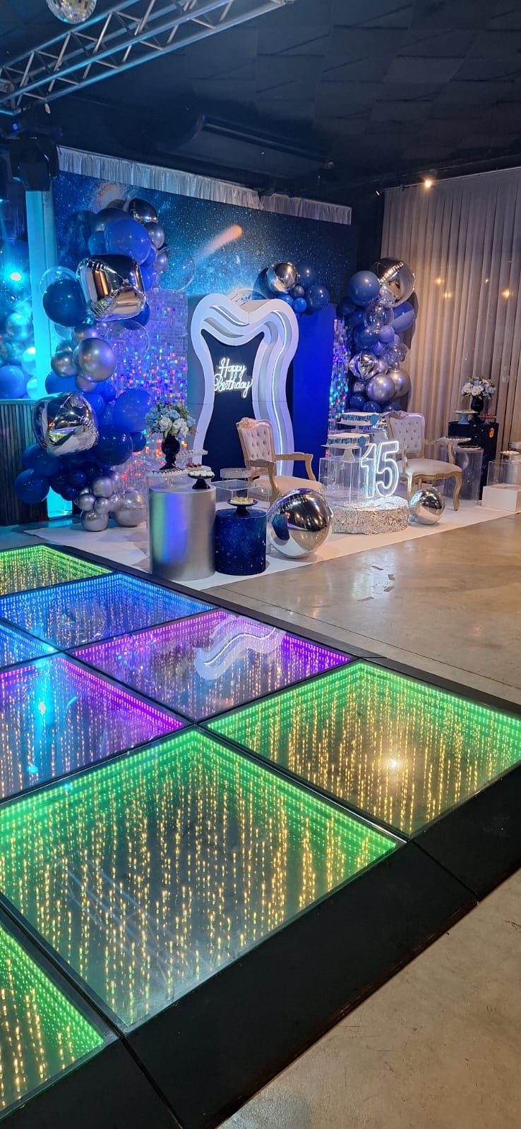 Pista iluminada e decoração com painel no Salão Las Vegas